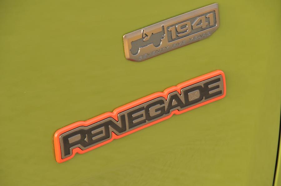 Логотип Jeep Renegade 75th Anniversary 2016 года  (UK) (фото 12 из 14)